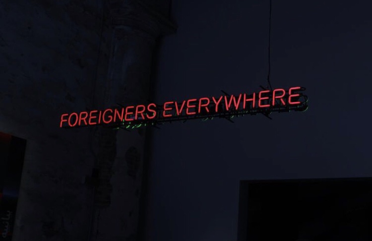 Detalhe da obra Foreigners Everywhere, Coletivo Claire Fontaine. Foto: Caroline Spitzner